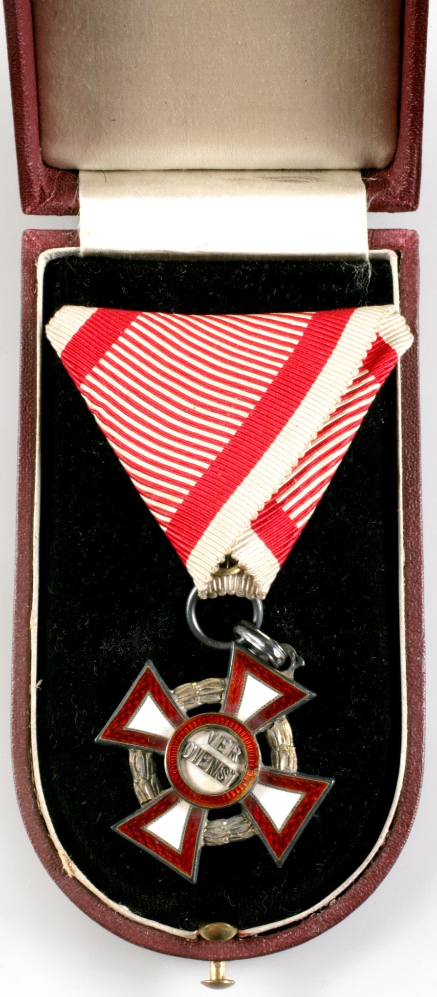 Austrijski vojni križ za zasluge sa zlatnom ratnom dekoracijom i crvenom puncom (HR-HDA-1989. Zbirka ordenja)