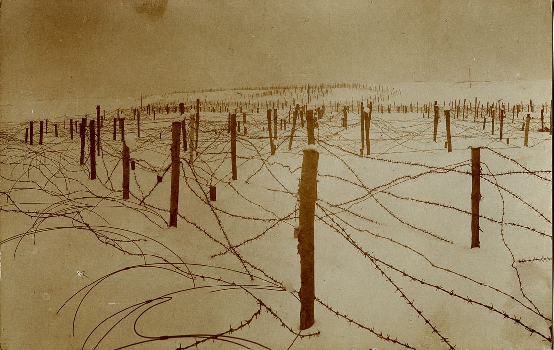 Obrambeni položaji 25. domobranske pješačke pukovnije na Istočnom bojištu,  ograđeni bodljikavom žicom, 1915. (HR-HDA-1426/1498)