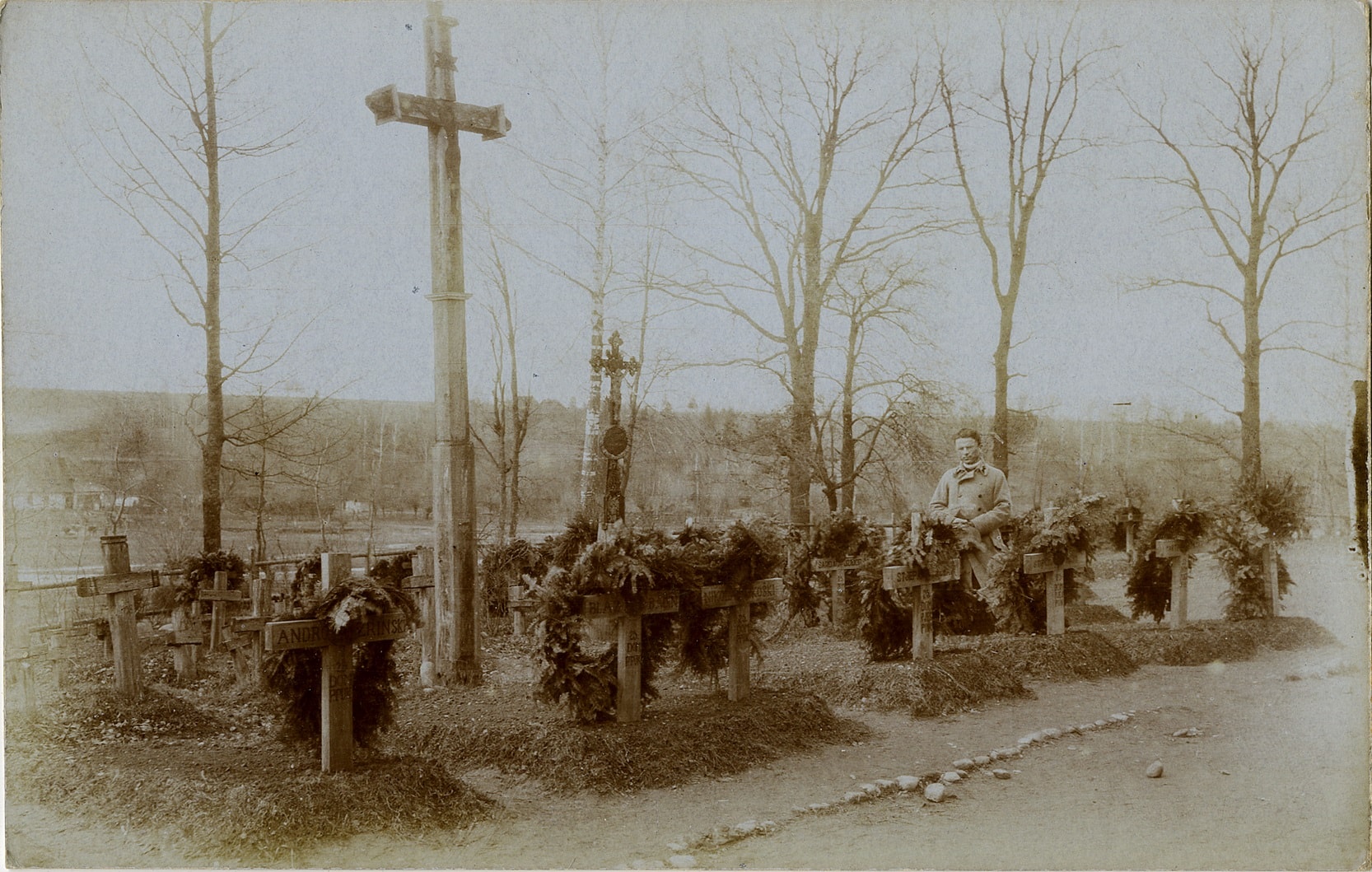 Vojnik na grobu svoga suborca (HR-HDA-1426. Zbirka fotografija iz Prvog svjetskog rata)